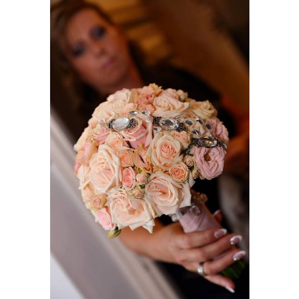 Strasszos menyasszonyi csokor autódísze