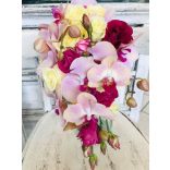 Elegáns nyújtott menyasszonyi csokor