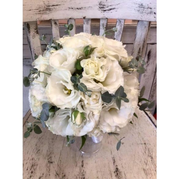 Klasszikus fehér menyasszonyi csokor kitűzője