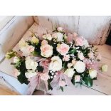 Apró rózsás tömör menyasszonyi csokor asztaldísze