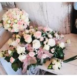 Apró rózsás tömör menyasszonyi csokor asztaldísze