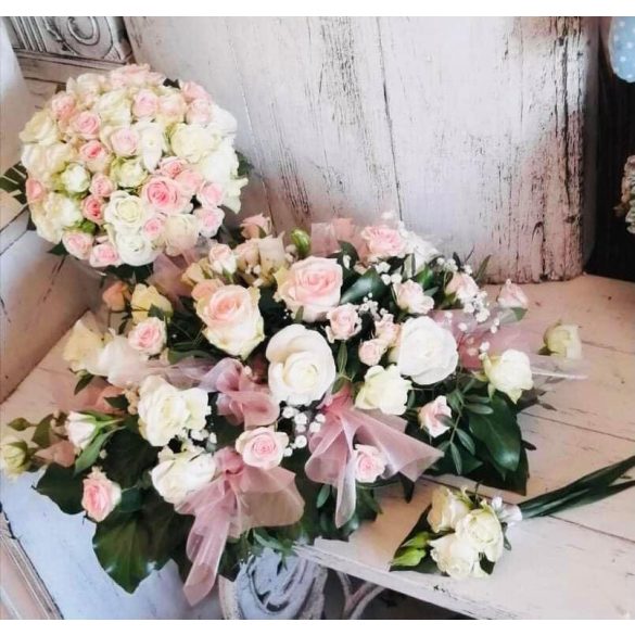 Apró rózsás tömör menyasszonyi csokor asztaldísze