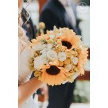 Fehér sárga napraforgós helyszín dekoráció