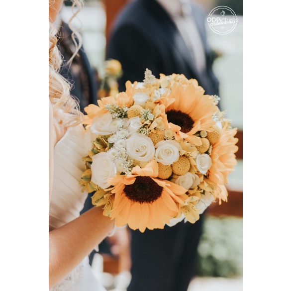 Fehér sárga napraforgós helyszín dekoráció