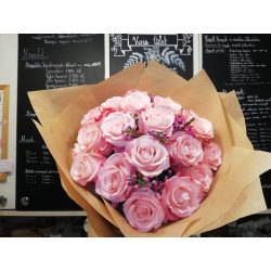 Halvány rózsaszín rózsa natúr csokor