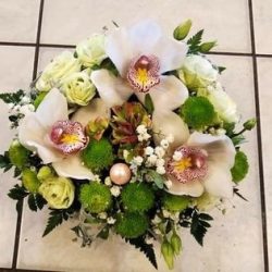 Fehér orchideás virágtál