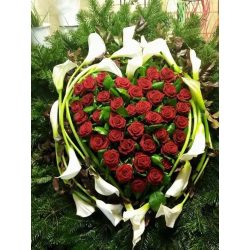 Hajlított kála szíves álló koszorú