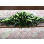 Elegáns tűzött sírdísz