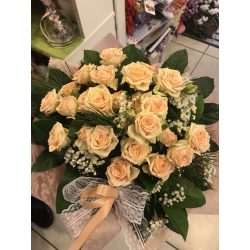 Krém színű apró rózsa csokor